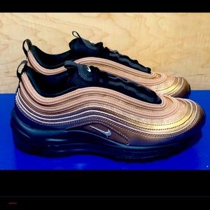 Size 6 in women. Don't use much probably use 3 times!